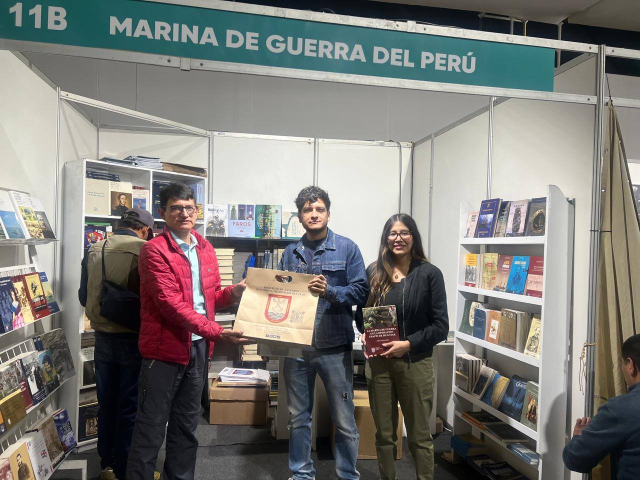 Primeras adquisiciones de libros sobre Historia Marítima en la FIL Arequipa reflejan el interés por la Marina de Guerra del Perú